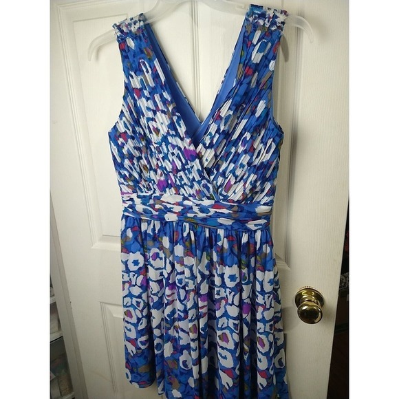 Matthew Williamson V Necklines Pleated Knee Length Fit And Flare Dress. Size 10 - Picture 2 of 12